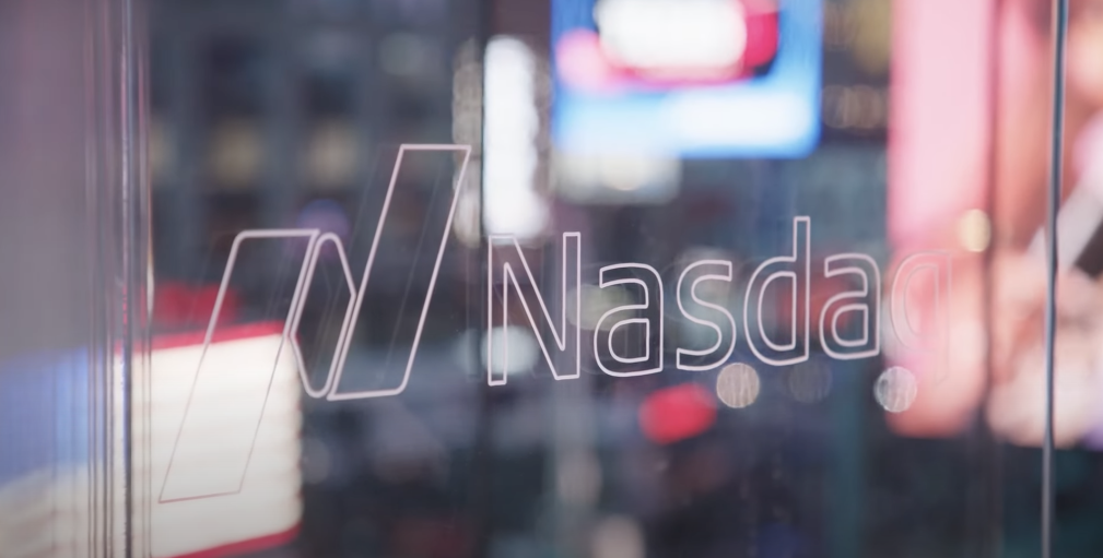 Logotipo de Nasdaq en la imagen principal del panel
