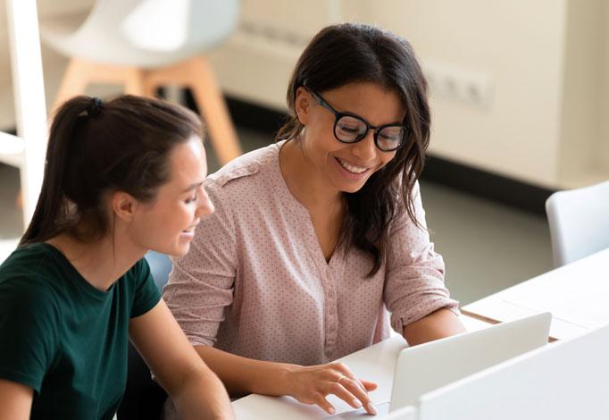 Miembros del equipo que revisan el informe