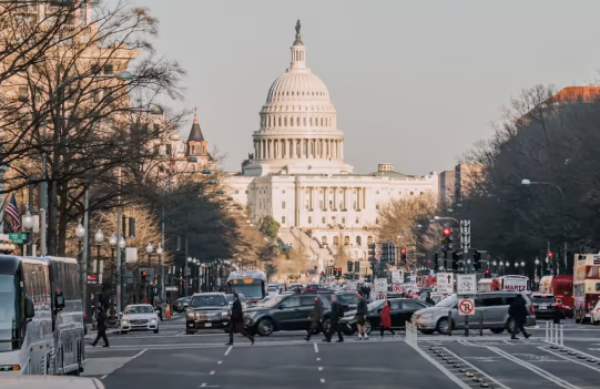 El ciclo de vida de DevSecOps de planificar, escribir código, compilar, probar, lanzar, implementar, operar y supervisar organizado en un símbolo de infinito que se superpone al escudo de seguridad (seguridad y cumplimiento).