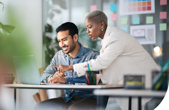 El ciclo de vida de DevSecOps de planificar, codificar, compilar, probar, lanzar, implementar, operar y supervisar dispuesto en un símbolo de infinito que se superpone al escudo de seguridad (seguridad y cumplimiento).