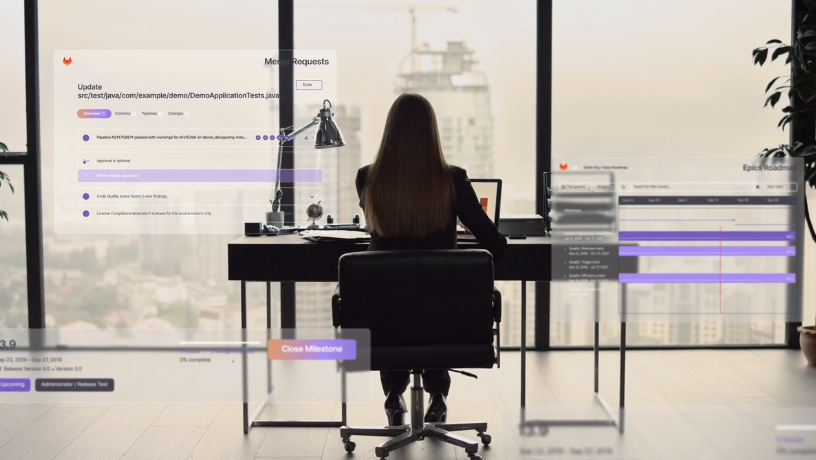 mujer trabajando en un escritorio